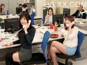 Cô nàng nhà bên thường qua nhà tôi chơi, tôi không thể tập trung học được