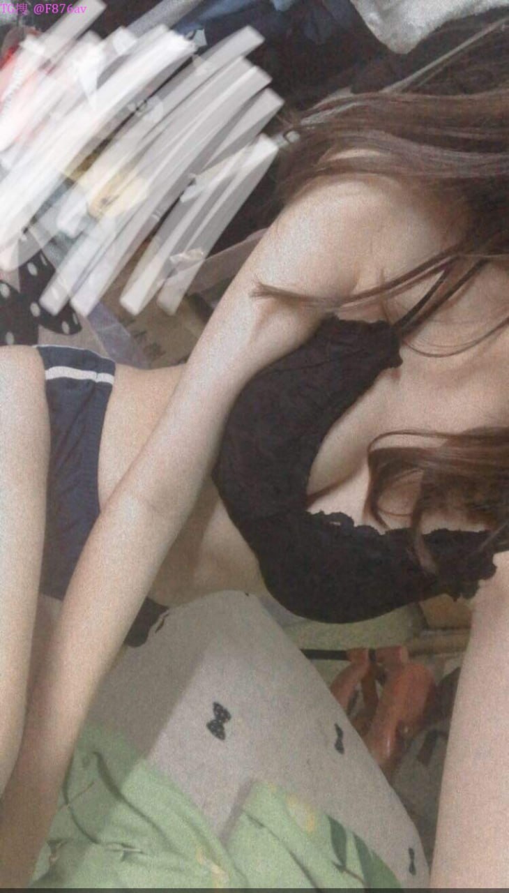 đôi trẻ địt trộm thỏa mãn nhau khi làm đêm ở cửa cục thịt tiện lợi
