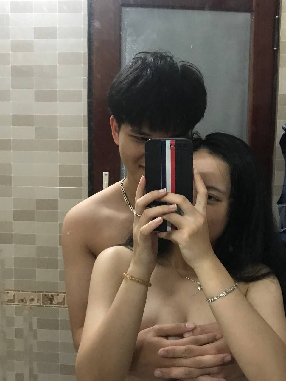 Em nhân viên đến nhà xin lỗi vị khách khó tính nhưng đó lại là cái bẫy